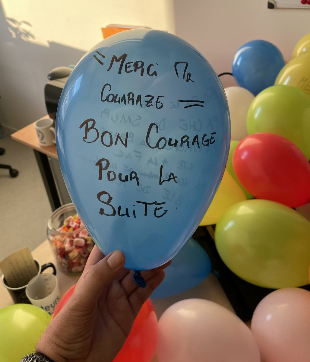 couarraze_seb's tweet photo. Une belle surprise m’attendait dans mon bureau après mon dernier cours magistral à l’#IFSI vendredi. Les #ESI m’avaient refait la déco ! Merci à eux et à mes collègues formateurs du #PREFMS pour ce bon et joyeux moment 🥹🤩🥳 https://t.co/E6C2tu3HLT