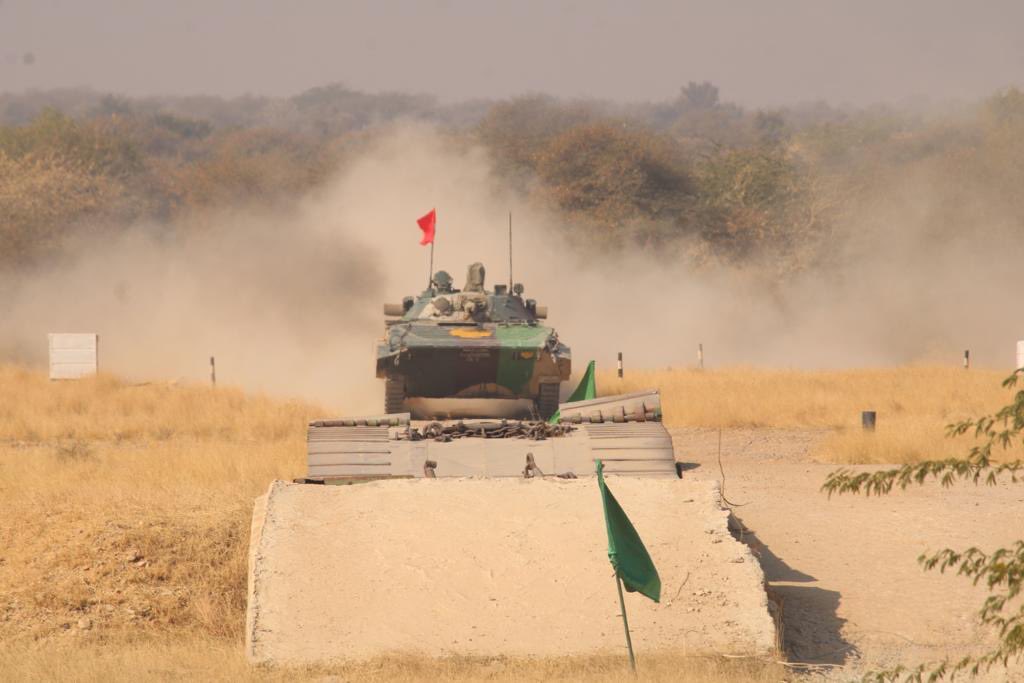 BharatDefenders's tweet photo. The gruelling test of grit &amp; endurance of Mechanised Warriors in dunes of #Jaisalmer culminated as #IndianArmy #ScoutMastersCompetition concluded with scintillating performance by one &amp; all. Selected personnel will now be trained to participate in International event
#DesertCorps https://t.co/OM3y3Ddjm8