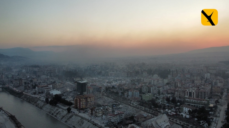 Diken, Hatay’ın Antakya ilçesini kaplayan toz bulutunu havadan görüntüledi. Devam eden arama çalışmaları nedeniyle yıkıntılardan kalkan toz bulutu kentin üzerini kaplamış durumda

diken.com.tr/depremlerde-ca…