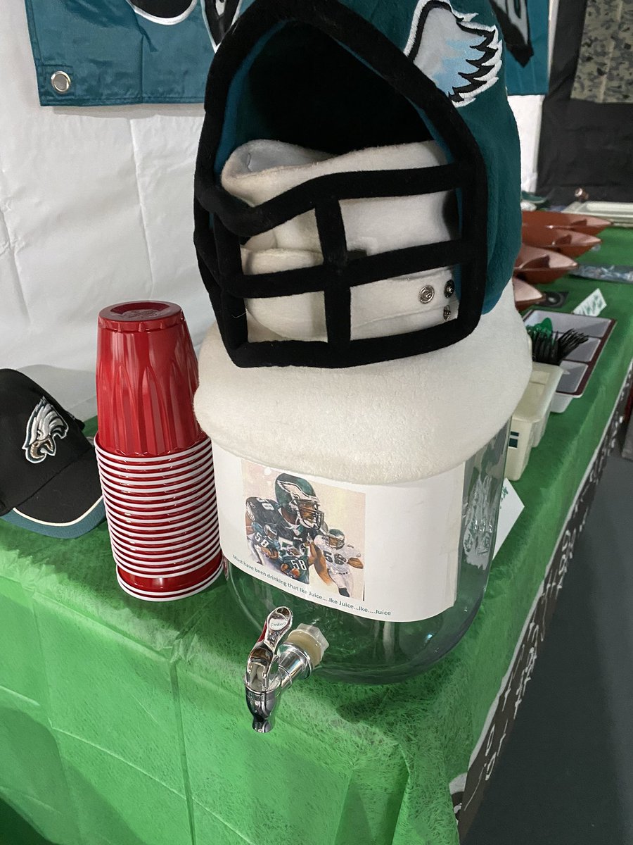 EaglesDen_'s tweet photo. @MarksReeseWIP @Ike58Reese Bringing out the Ike Juice container again for another Super Bowl.  #GoBirds #FlyEaglesFly https://t.co/c8LFgmr2T8