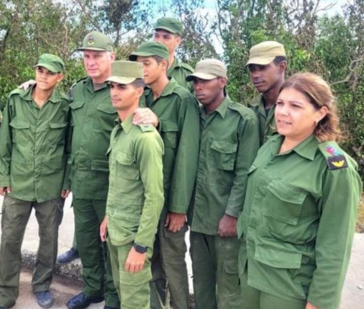 EjtoOccidental's tweet photo. Los combatientes del Ejército Occidental, reafirman que durante el cumplimiento del servicio militar se preparan y sirven con honor a la defensa de la Patria. #PuebloUniformado  #MejorEsPosible https://t.co/YnNwlb9tt8
