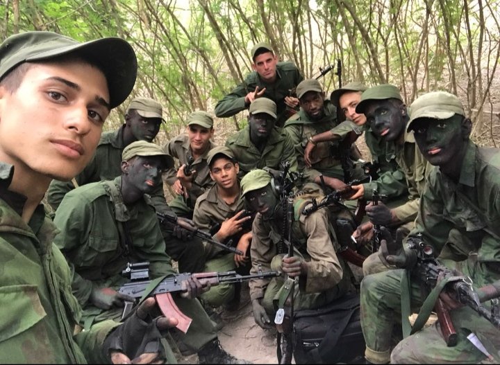 EjtoOccidental's tweet photo. Los combatientes del Ejército Occidental, reafirman que durante el cumplimiento del servicio militar se preparan y sirven con honor a la defensa de la Patria. #PuebloUniformado  #MejorEsPosible https://t.co/YnNwlb9tt8