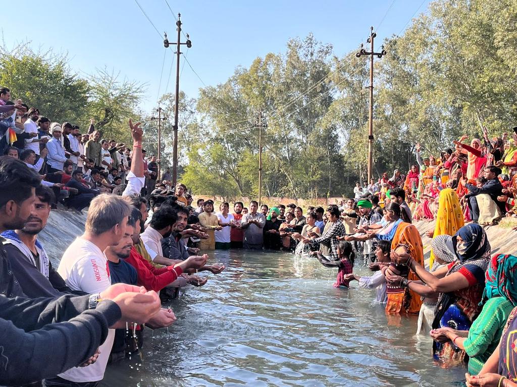 nutandeviBKP's tweet photo. @Yashranaup16 @myogiadityanath @CMDNTPC @tejpalnagarMLA @PMOIndia #apnahaklekarrehange sukhbeer Khalifa ji sabghars kro sari matrsakti tan man dhan se apke sath h  apna hak to lekar rehange jab tak Kam nhi tab tak aaram nhi https://t.co/9Y1PuMLGEO