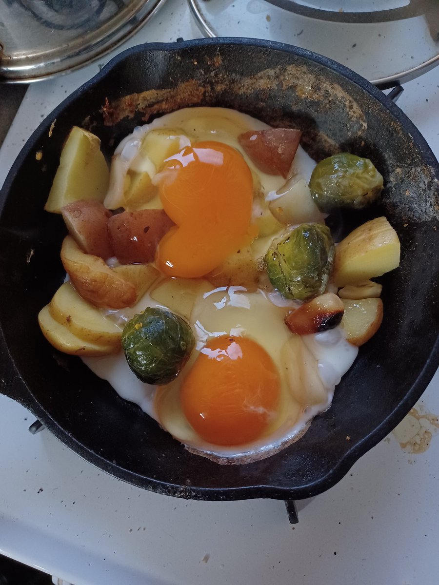 springfedfarm's tweet photo. For well over a decade, I left a weekly bag of homegrown veggies (and a note) at my neighbor's gate. She'd leave me a dozen of the best eggs in the world (and a note). At times, we didn't see each other for years. She's still going strong #barter #communityfire #pileburns https://t.co/6dUE8TLCYP