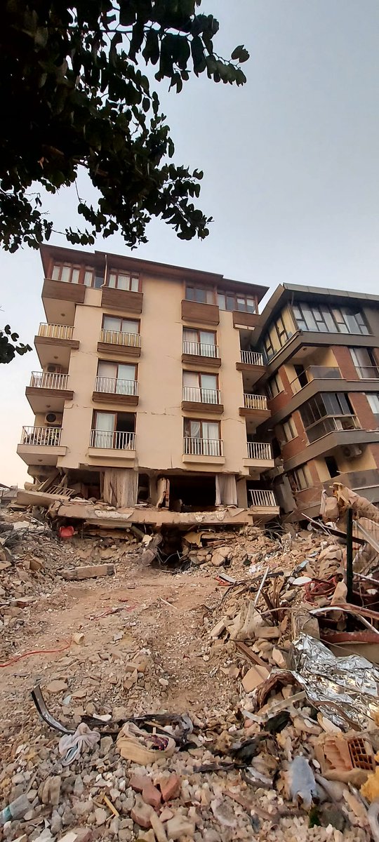 #akevlermahallesi #akevler 
Akevler mahallesi 8. Akevler sok. Alkır-Bozkurt Apt.
No:2 

Termal kamera ile ısı alındı ses alamayıp geri dönüldü.

Bina riskli olduğu için gönüllü ekipler müdahale edemiyor.
150-200 tonluk büyük 2 adet vinç ve 2 adet üstten yıkım aracı lazım.