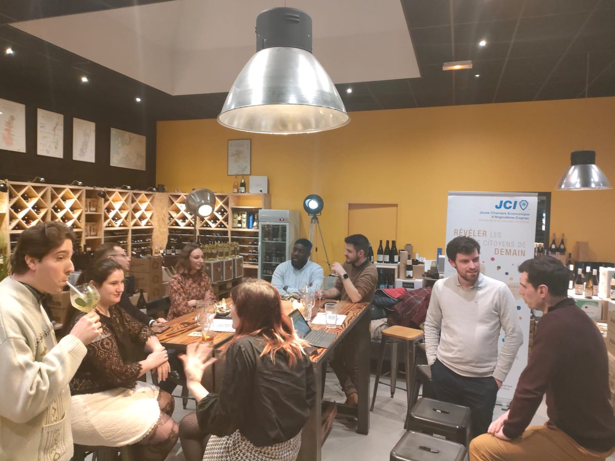 Soirée d'échanges autour de l'engagement 👊Une demi-douzaine de jeunes sont venus nous rencontrer pour échanger autour des enjeux du territoire et des opportunités que peut offrir notre association.

#jci #jcef #engagement #leadercitoyen #formation