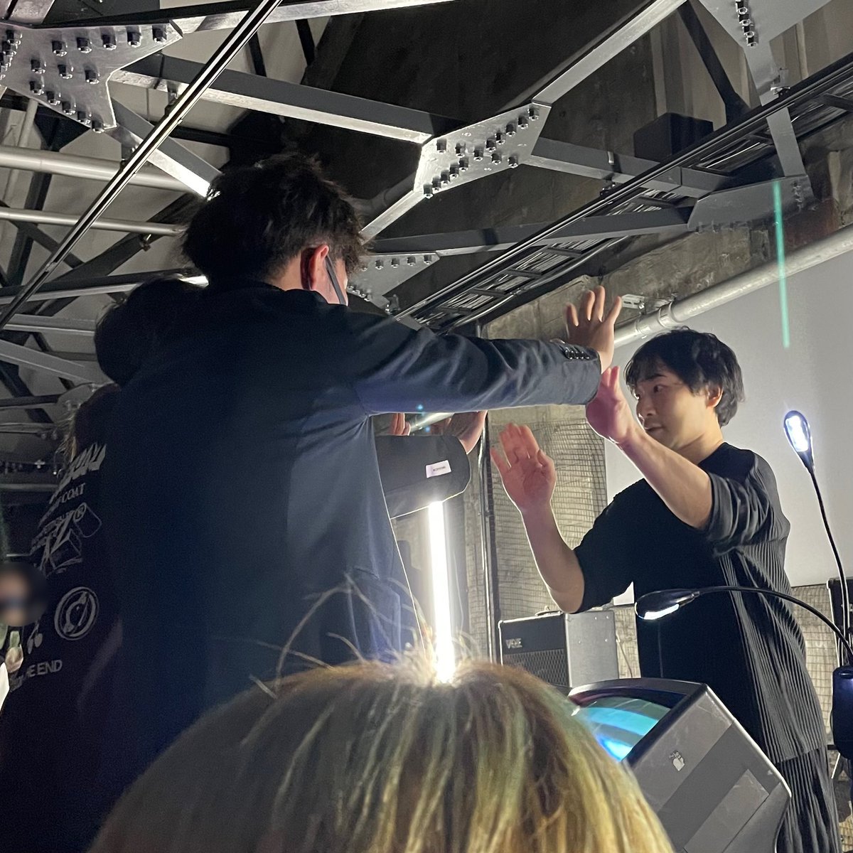 chigiradio's tweet photo. 文化庁メディア芸術祭25周年展では和田永『Braun Tube Jazz Band』のデモ演奏も。
（あまり写ってないけど）文化庁マークも演奏に組み込み、熱いベーゼも贈る和田さんさすが面白い。
#文化庁メディア芸術祭 #寺田倉庫 #electronicosfantasticos #家電楽器 #eiwada https://t.co/4Rmto1b2mU