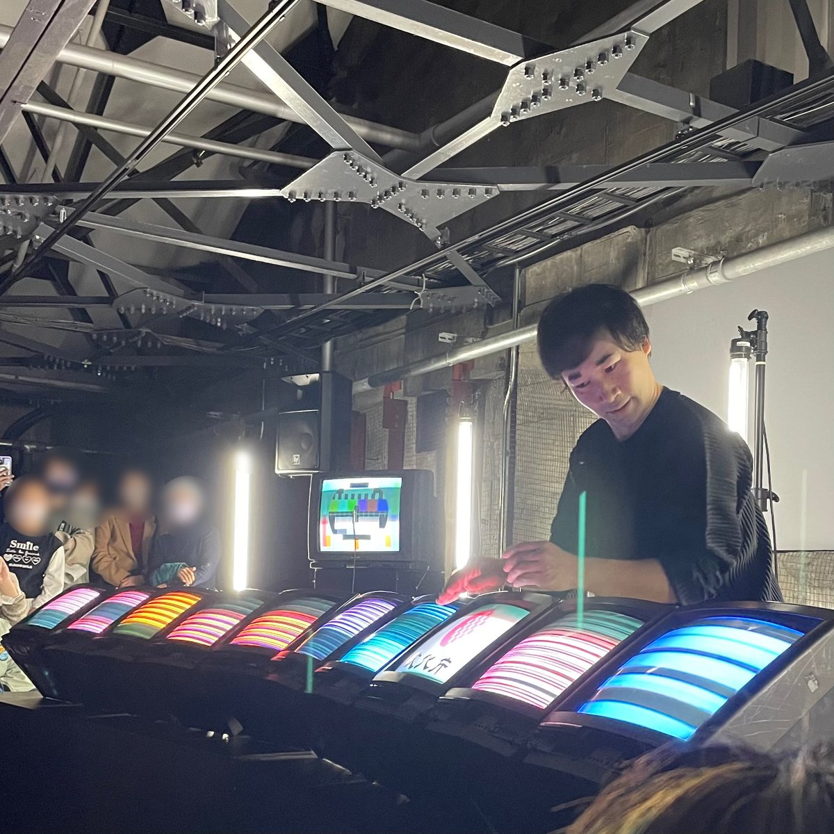 chigiradio's tweet photo. 文化庁メディア芸術祭25周年展では和田永『Braun Tube Jazz Band』のデモ演奏も。
（あまり写ってないけど）文化庁マークも演奏に組み込み、熱いベーゼも贈る和田さんさすが面白い。
#文化庁メディア芸術祭 #寺田倉庫 #electronicosfantasticos #家電楽器 #eiwada https://t.co/4Rmto1b2mU