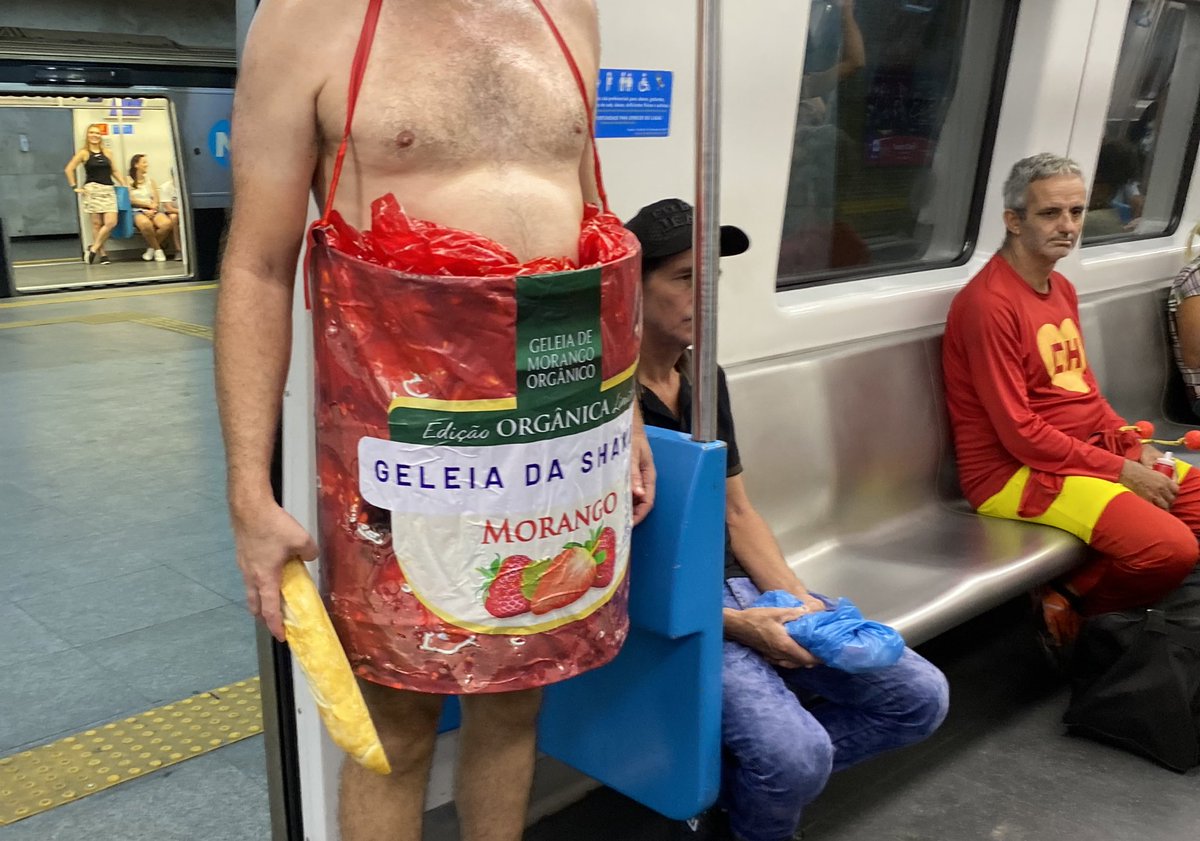 O cara me mete a GELEIA DA SHAKIRA de fantasia, carnaval é mesmo um troço maravilhoso