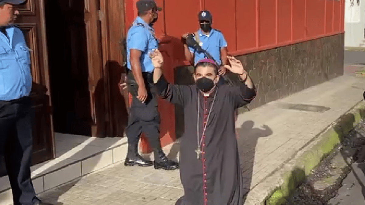Su nombre es Rolando Álvarez, la tiranía de Nicaragua intentó forzarlo a subirse en un avión para partir a EEUU y ser desterrado. El obispo se negó a abandonar su país, ahora la tiranía le condenó a 26 años de prisión.

Un héroe de la libertad.