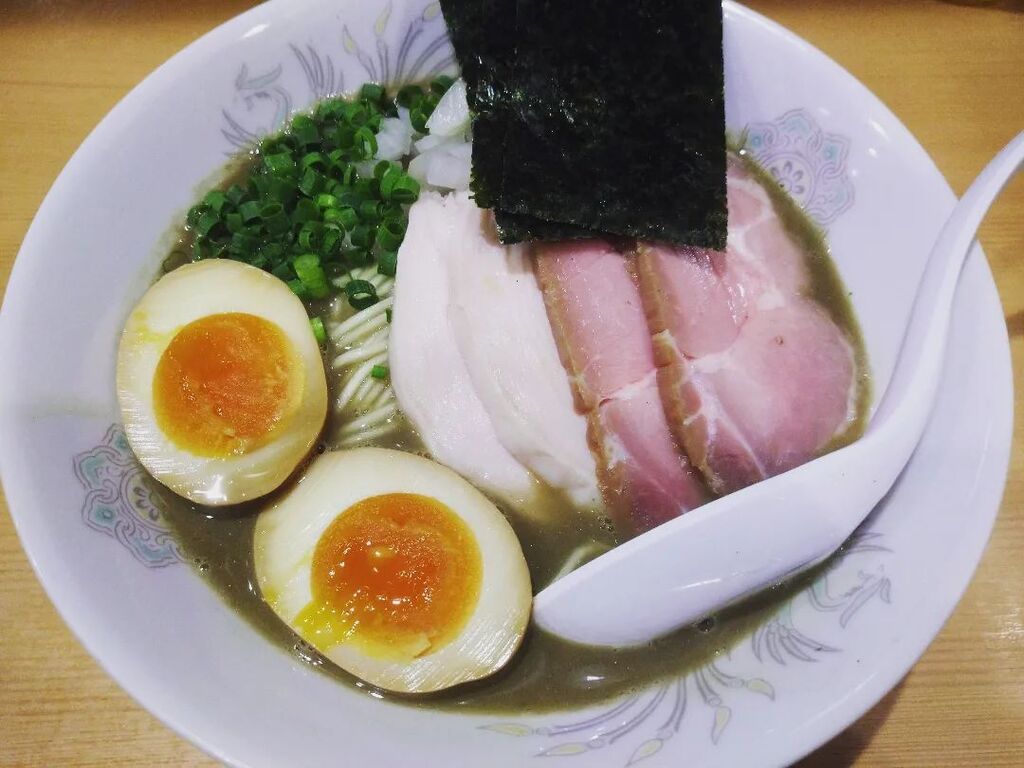 ramen36524's tweet photo. 北千住煮干中華蕎麦 かれん 特製濃厚煮干蕎麦 亀戸の「つきひ」の姉妹店。濃厚だがつきひと比べると中濃という印象で、この日の体調とはマッチ。本店と同じく美味い。#北千住 #煮干 #ラーメン #ramen https://t.co/Je5ILObUlM https://t.co/h7JjD1WrA2