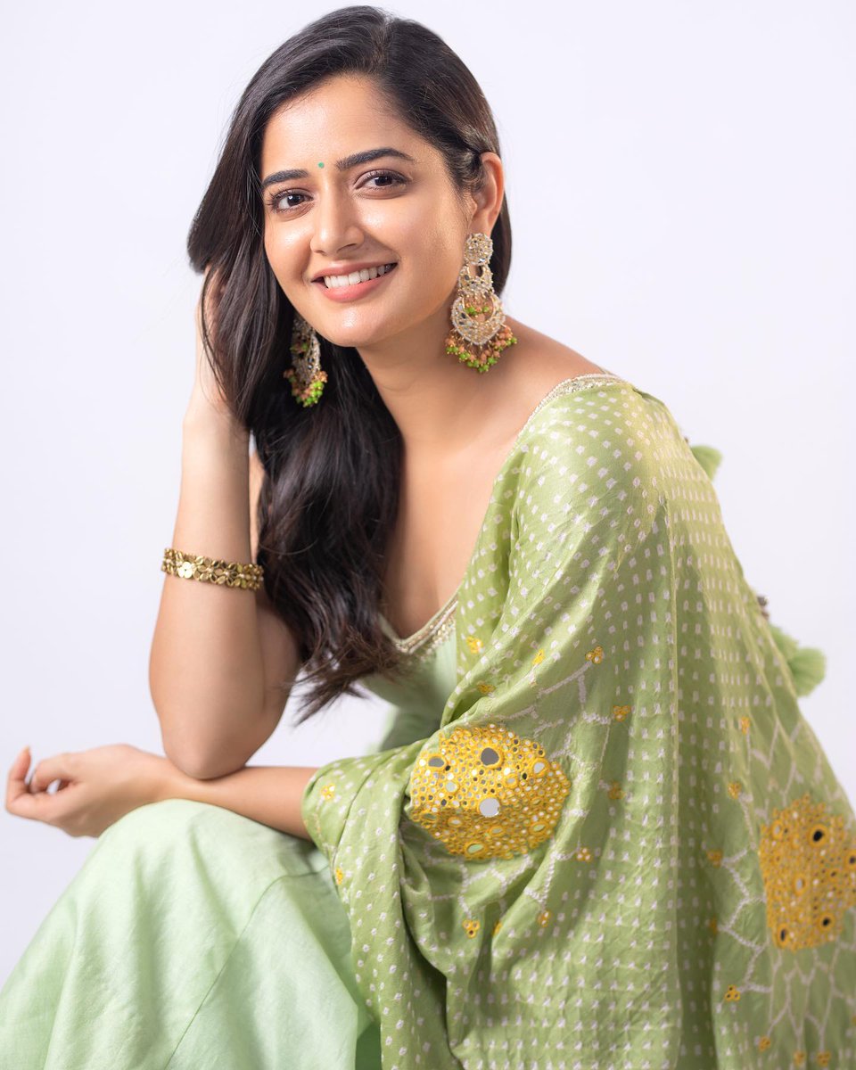 TeluguTrack's tweet photo. @AshikaRanganath 😍😘 gorgeous looks 💚
#AshikaRanganath https://t.co/WPrFbogLFv