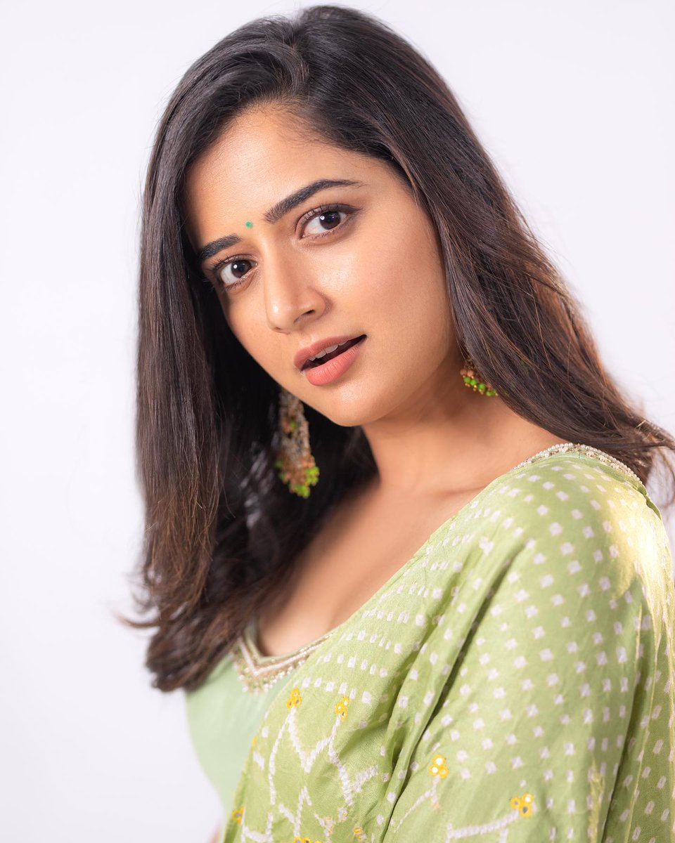 TeluguTrack's tweet photo. @AshikaRanganath 😍😘 gorgeous looks 💚
#AshikaRanganath https://t.co/WPrFbogLFv