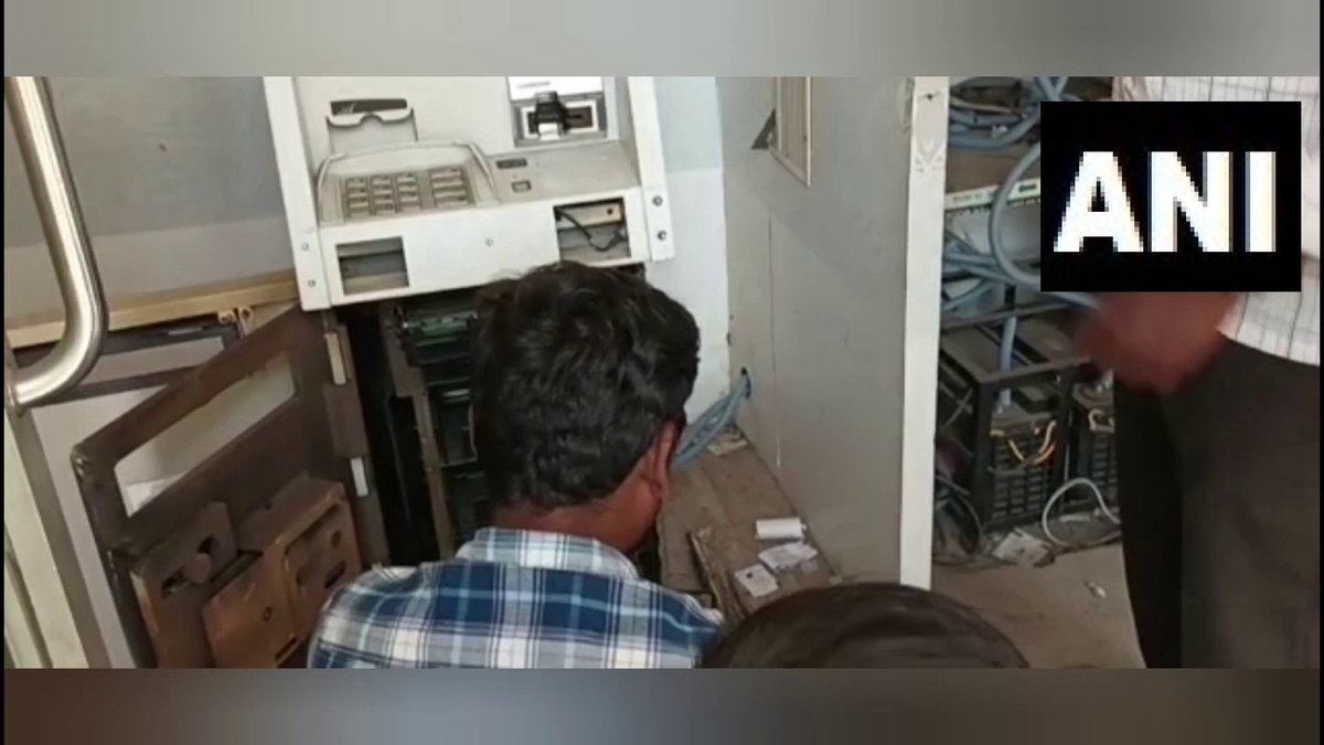 TN| A gang robbed 4 ATMs of Rs 70 lakh in one night in Tiruvannamalai. Robbers l… TN| A gang robbed 4 ATMs of Rs 70 lakh in one night in Tiruvannamalai. Robbers l…