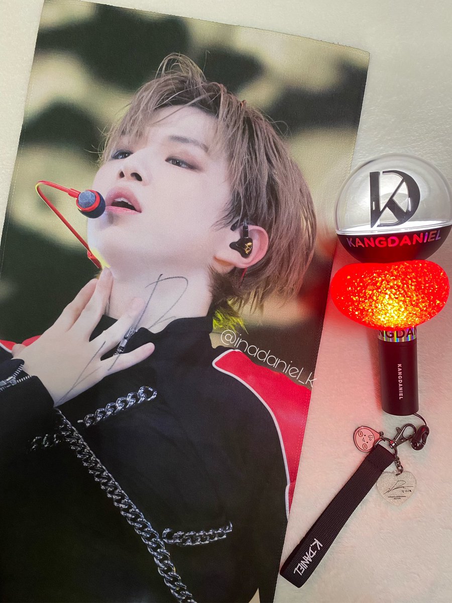 inadaniel_k's tweet photo. 230211
Send-off First Parade in Singapore

This still feels so surreal! Daniel signed my new slogan!! 🥹🥹😭💖💖💖 Thank you for signing it!
I love you Daniel @konnect_danielk ❤️❤️ 너무너무 사랑한다녤 ❤️❤️

#강다니엘 #KANGDANIEL #FirstParadeinSG #KANGDANIELinSG https://t.co/NREEkie2Ev