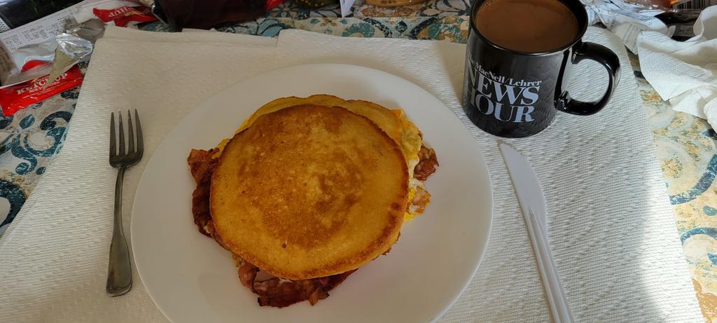 #SundayBreakfast #Yummy😋
#Bacon_CheeseEggs_Pancakes😋