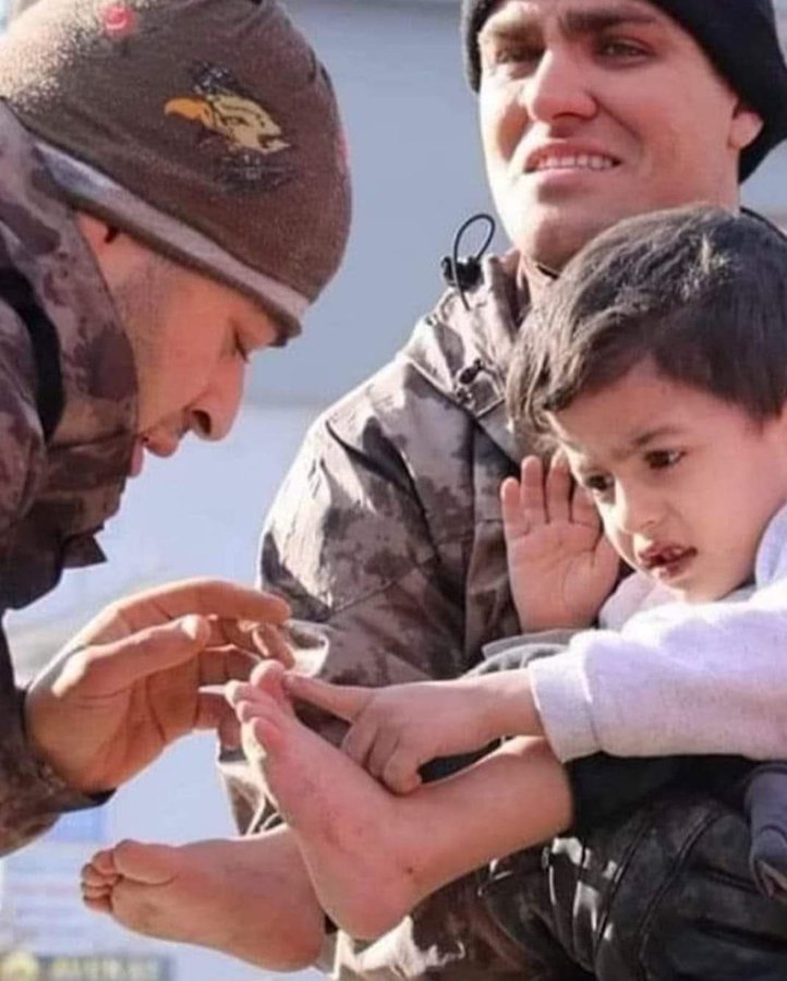 - Neresi acıdı göster bana?
- Burası.

Özel Harekat'ın eli haine balyoz, mazluma şefkattir. 🇹🇷