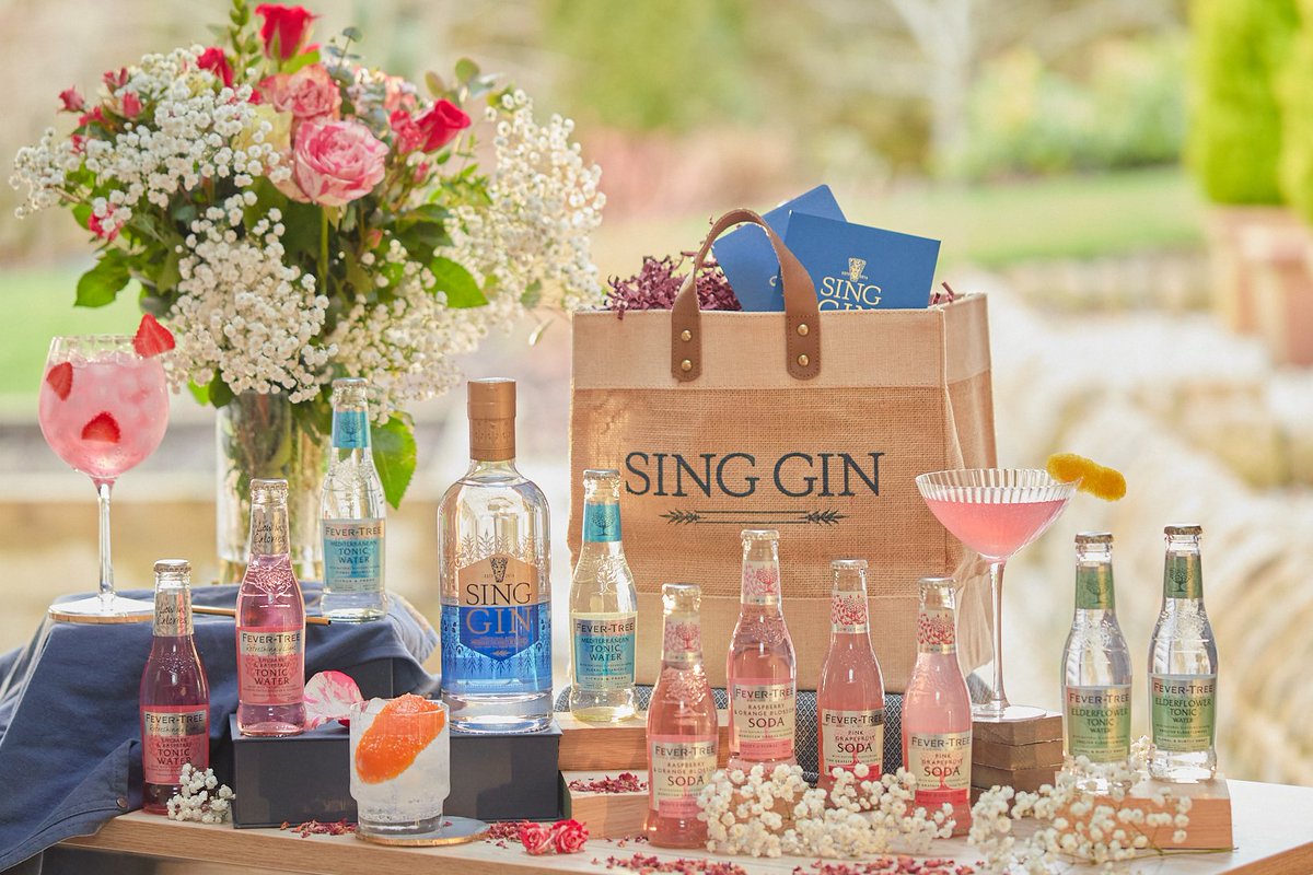 Surprise the gin lover in your life this Valentine's Day with the ultimate selection of Sing Gin &amp; Tonics. Order by 2pm tomorrow for guaranteed Valentine's Day delivery. Link below ❤️

singgin.com/product-catego…

#ValentinesDay #ValentinesGifts #GinGifts
