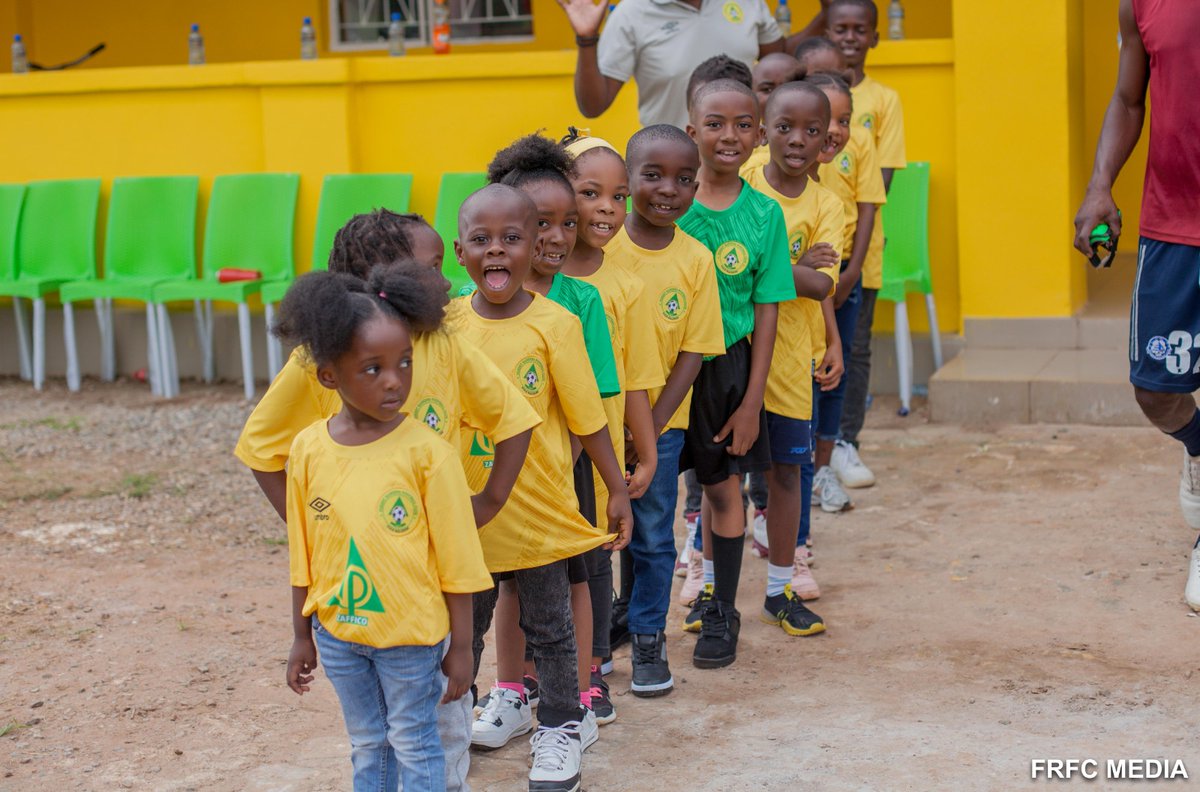FoleMalembe's tweet photo. Moments before the match!
We had some specials guests at are grand opening at Dola Hill Stadium 😍🤩💛🔥

#WeAreBackHome
#FoleMalembe https://t.co/XjkdMcpk1z