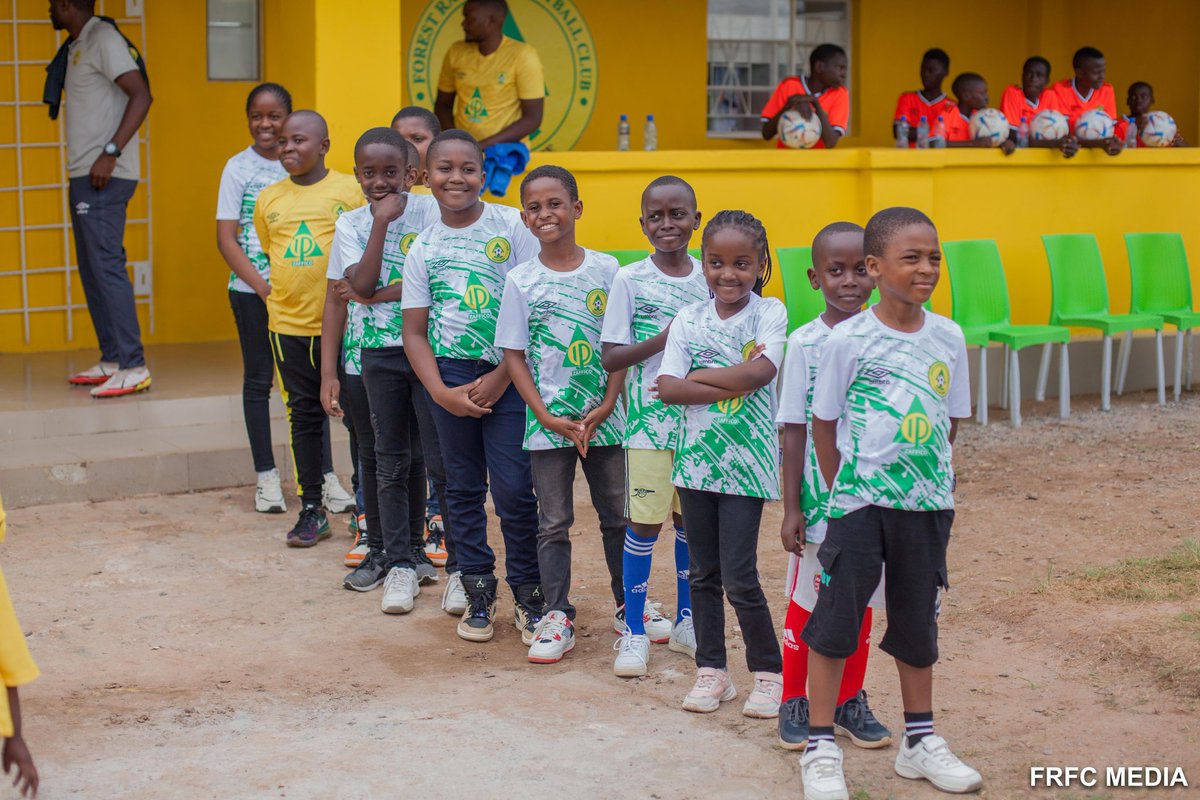 FoleMalembe's tweet photo. Moments before the match!
We had some specials guests at are grand opening at Dola Hill Stadium 😍🤩💛🔥

#WeAreBackHome
#FoleMalembe https://t.co/XjkdMcpk1z
