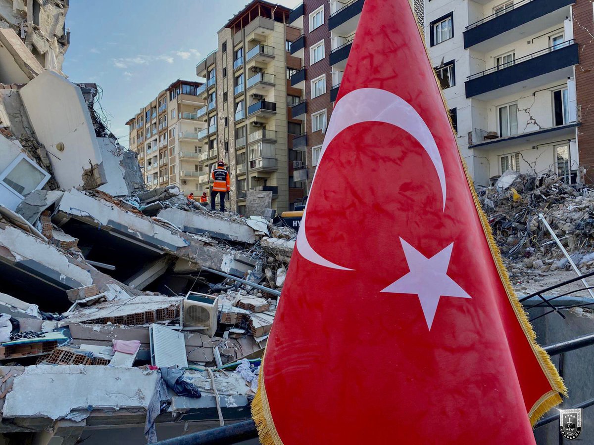 TTAgrup's tweet photo. Al bayrağımızın altında hep birlikte aşacağız bu zor günleri. https://t.co/WcKz26MxQ9