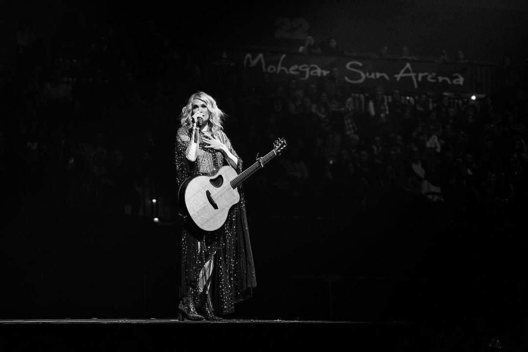 carrieunderwood's tweet photo. Oh, just me, my posse and a few thousand of our closest friends SHUTTING DOWN Uncasville, CT last night at @MoheganSun !!! Thanks for being such a great hang!!! You guys rocked it! #DenimAndRhinestonesTour 📸: @JeffJohnsonFilm https://t.co/AtnyJULrzO https://t.co/zi233bk7JD