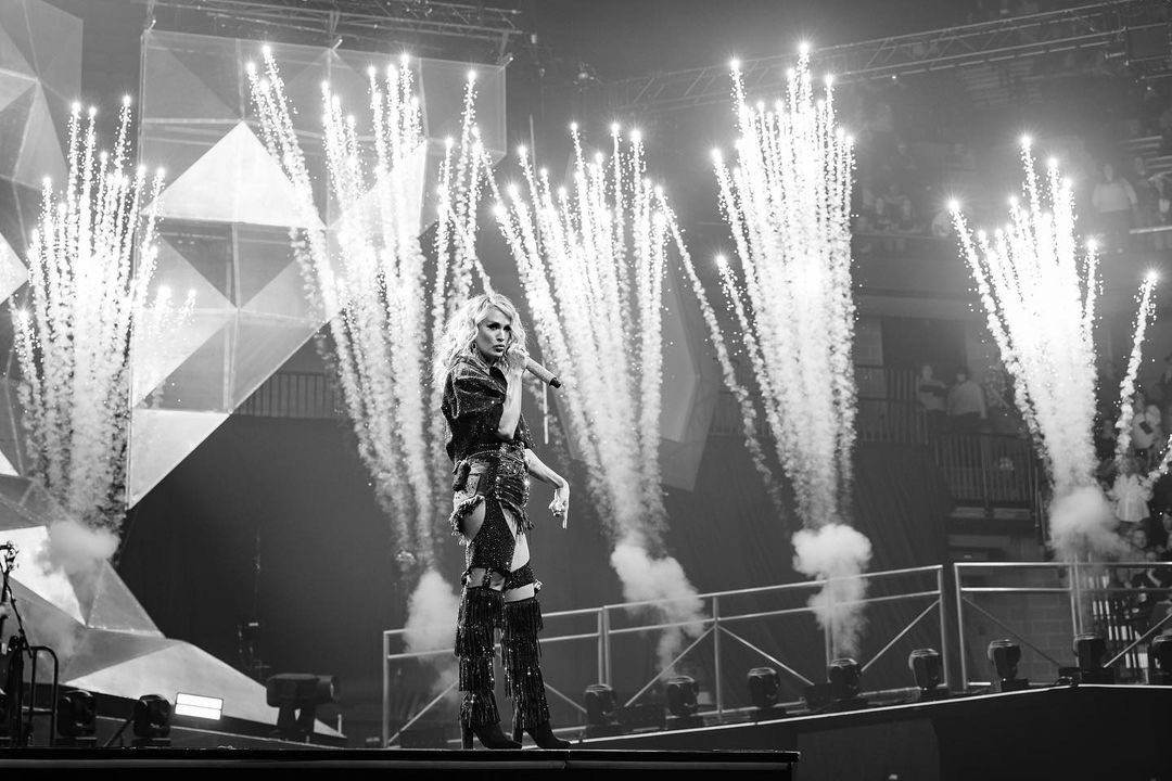 carrieunderwood's tweet photo. Oh, just me, my posse and a few thousand of our closest friends SHUTTING DOWN Uncasville, CT last night at @MoheganSun !!! Thanks for being such a great hang!!! You guys rocked it! #DenimAndRhinestonesTour 📸: @JeffJohnsonFilm https://t.co/AtnyJULrzO https://t.co/zi233bk7JD