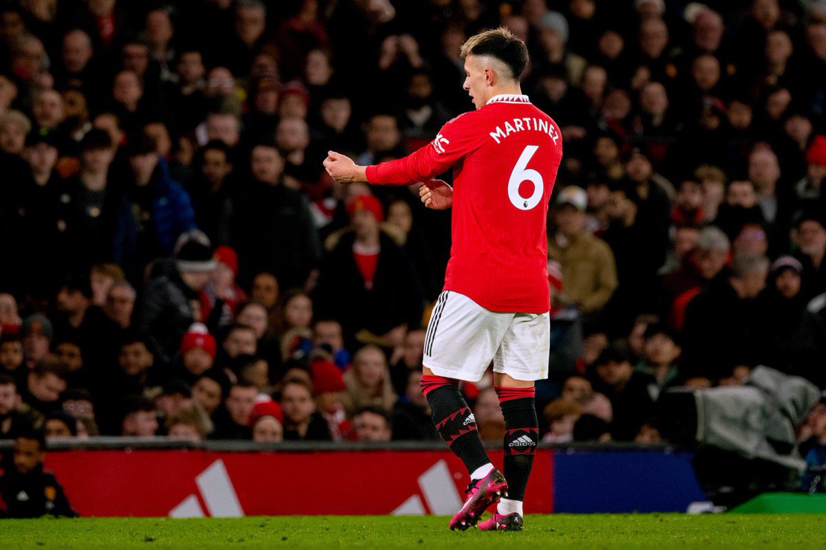 Lisandro Martinez in 29 minutes vs. Leeds:

88% pass accuracy 
38 touches 
30/34 passes completed 
3/3 tackles won 
3/3 ground duels won 
2/3 long balls completed 
2 ball recoveries

The Butcher. 😤🔪