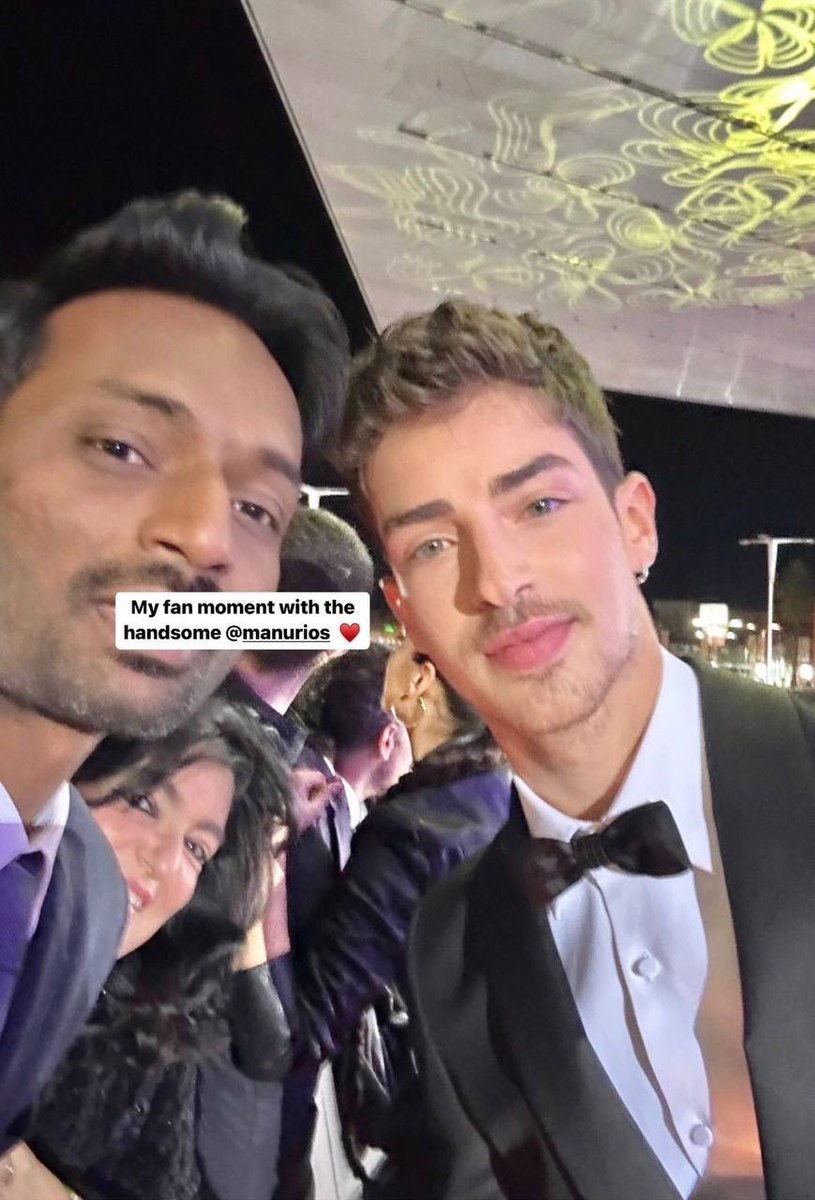 ManuRiosUpdate's tweet photo. manu rios with fans yesterday at the  #Goya2023 Awards. @PremiosGoya @Academiadecine https://t.co/buvrIBaAFw
