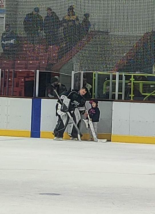 Well that had us all excited. And a stick to bring home. Amazing <a href="/hullseahawks/">Hull Seahawks 🦅🏒</a>  great weekend of hockey! ❤🖤