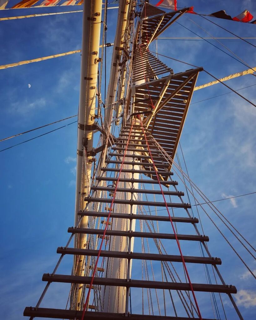 #tallships #woodenboatfestival #rigging #youngendeavour #fujifilmx100v #travelphotography #sailing instagr.am/p/Cok3l3LhjZM/
