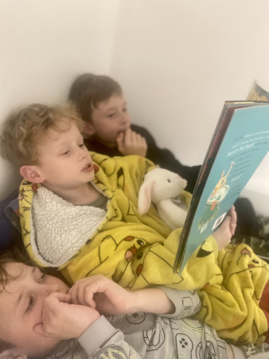 MrsSRSmith's tweet photo. Tommy was excited to bring home the #BedtimeBox this weekend. He loved sharing the story #ManOnTheMoon with his brothers - itβs the giggling for me π₯°β€οΈπ @CastlewayY3 @WeAreCastleway
#readingforpleasure https://t.co/Cspv9dNEO6