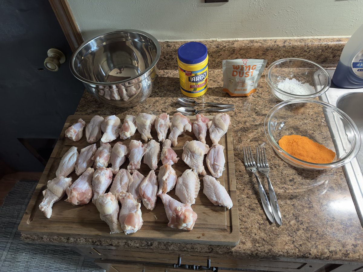 Lancevd62288's tweet image. @wingstop ain’t got shit on me. Promise!  #SuperBowl #wings #Yoder