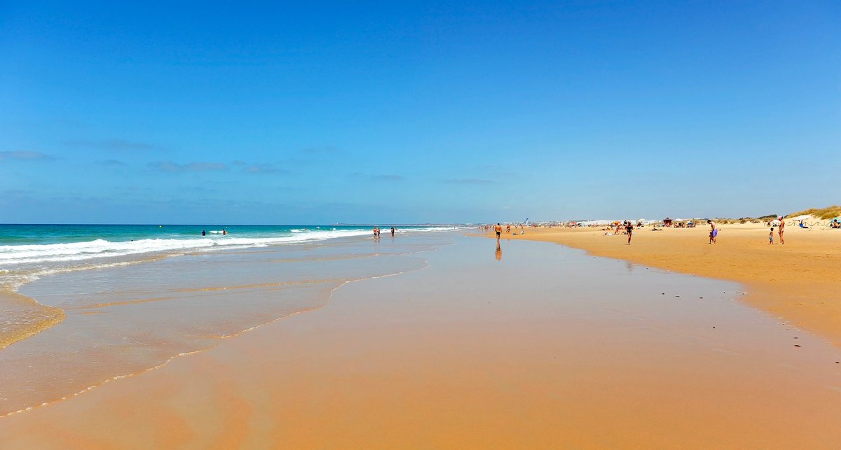 @ArchitecSpain @arteviajero_com @_SPANISHWORLD_ @_LOVELYSPAIN_ @IberianSpirit @SitiosdeEspana @archi_tradition @memoriaiberica @SdStendhal Y con playa... 8 kilómetros de costa con el mejor spot de surf de Andalucía...