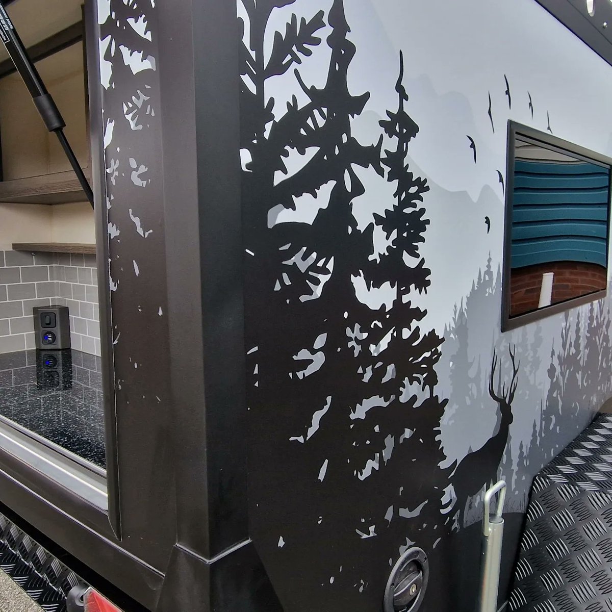 Bonniecamping's tweet image. Sneak preview of a pre production prototype expedition trailer/pod. A fully fledged off grid beast that has to be seen to be believed. Coming soon a full, in field review. #teardrop #squaredrop #expeditiontrailer #campingtrailer #squarepod #Offgrid #backtobasics #camplikeaboss