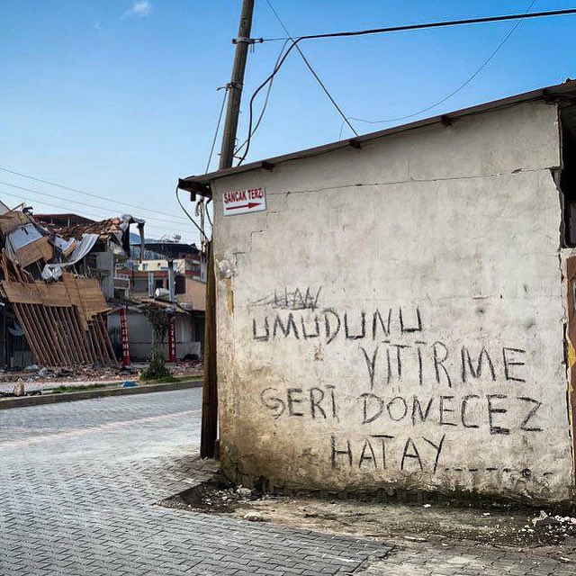 Geri dönecez. Tandırlarımız yanacak yine. Defne yağından har sabunları ve sıcak katıklı ekmekler yapacağız. Memleketim gitti ama bu dayanışma varken, sadece Hatay değil 10 il birden “geri dönecez”