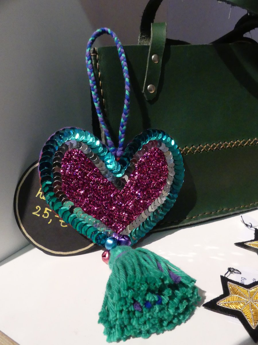 AMALSANG hand-embroidered heart pendant for children's bags now available at @vielfachberlin Zimmerstrasse 11 in Berlin near Check Point Charlie.

#handmadeembroidery #kidsbag #amalsang #vielfachberlindaskreativkaufhaus #berlin