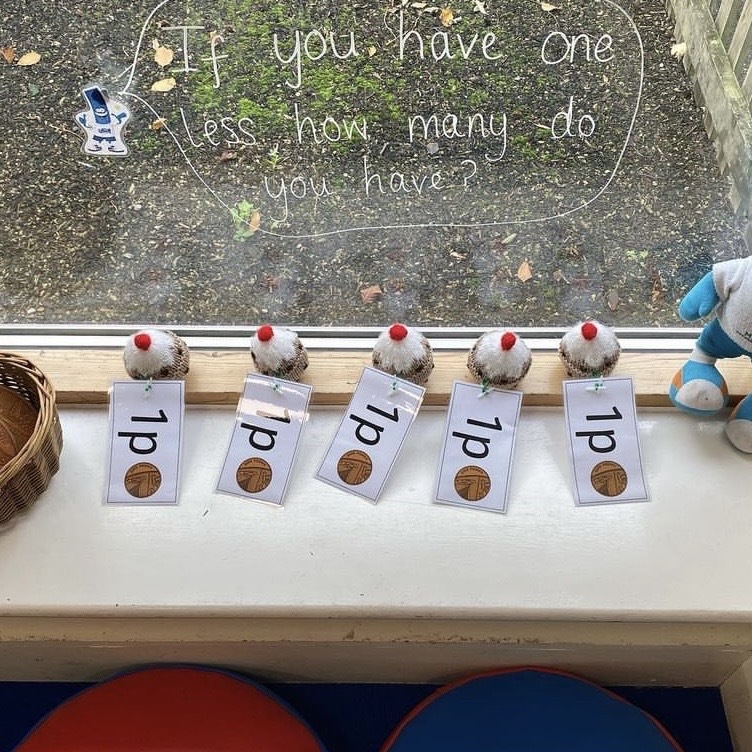 WhiteRoseEd's tweet photo. One currant bun at a time, this class has been exploring the concept of one less 🍰💰
Find more money resources on our website: https://t.co/aL0sExdVwN
📸 miss.giraffe.eyfs
#classroomidea #learningmaths #whiterosemaths https://t.co/JJTYt4Y1PP