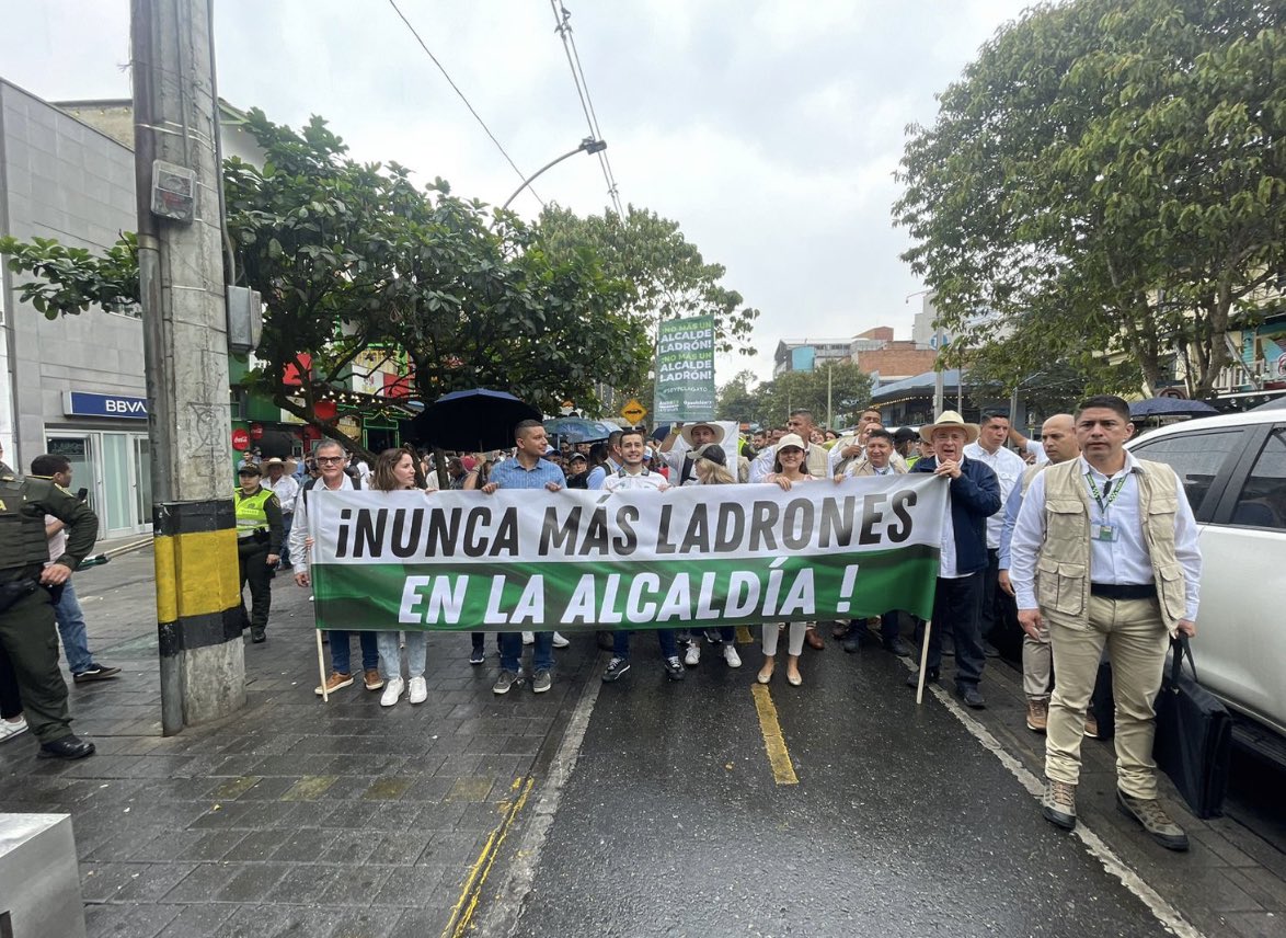 Atención Medellín: mañana saldrá una noticia muy grave sobre la corrupción en la Secretaría de Educación. La banda criminal que se tomó la alcaldía está a punto de caer. ¡Te espera la cárcel, <a href="/QuinteroCalle/">Daniel Quintero 🇨🇴</a>! Y detrás de ti tus 40 ladrones. (A.D.L.E) <a href="/FiscaliaCol/">Fiscalía Colombia</a> #QuinteroCobarde