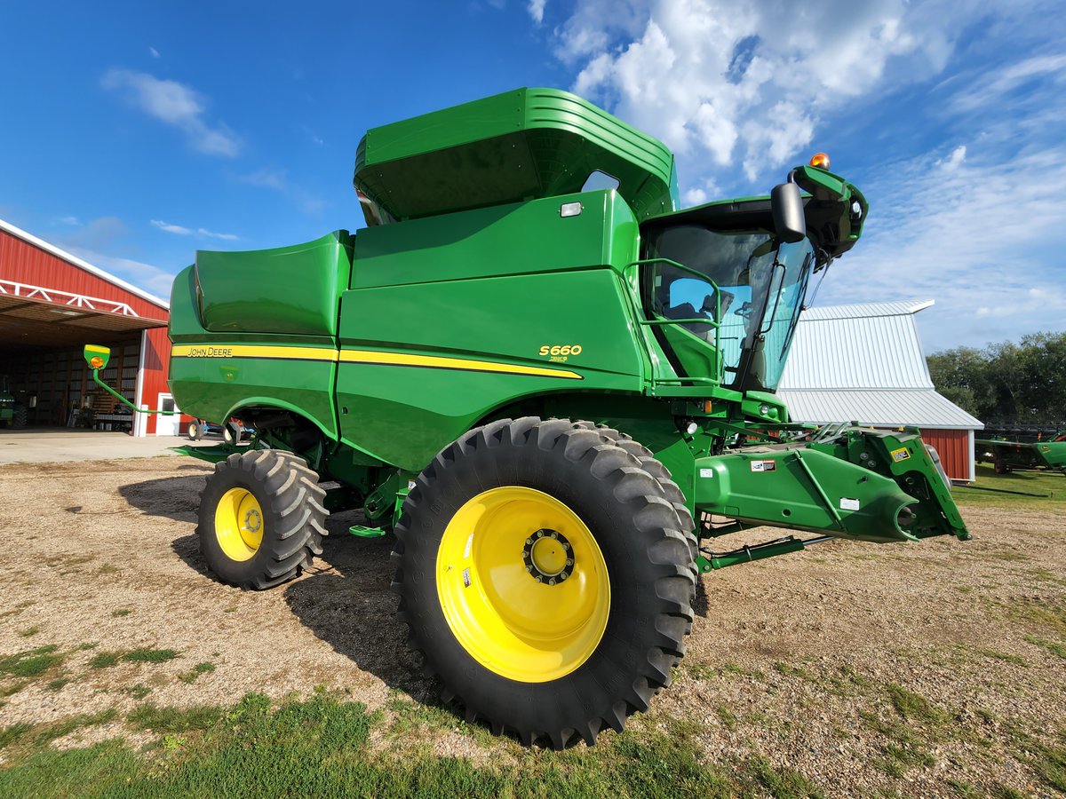 MachineryPete's tweet photo. Selling tomorrow 6 PM CT on Dan and Joann Moller online farm retirement auction in Stickney, SD. '06 JD 8330 w/ 5043 hours; '13 JD S660 w/ 957 sep. hours; '72 JD 4020 diesel w/ 10,861 hours; (4) Brent 644 gravity wagons. Info + online bidding: https://t.co/78W6b2MWpo https://t.co/48NzEvAxwZ