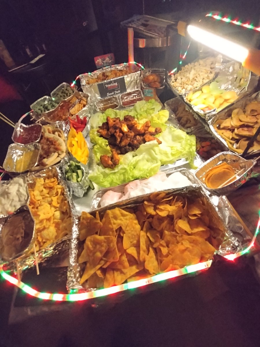 kutti98's tweet photo. Snackstadion ist gut gefüllt und wir sind bereit für den Superbowl #ranNFLsuechtig #SuperBowlLVII #SuperBowl #Snackstadium @Icke41 https://t.co/L83C1T83Bs