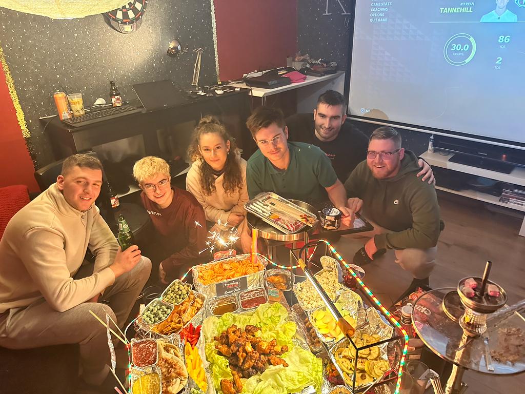 Snackstadion ist gut gefüllt und wir sind bereit für den Superbowl #ranNFLsuechtig #SuperBowlLVII #SuperBowl #Snackstadium <a href="/Icke41/">Icke Dommisch</a>