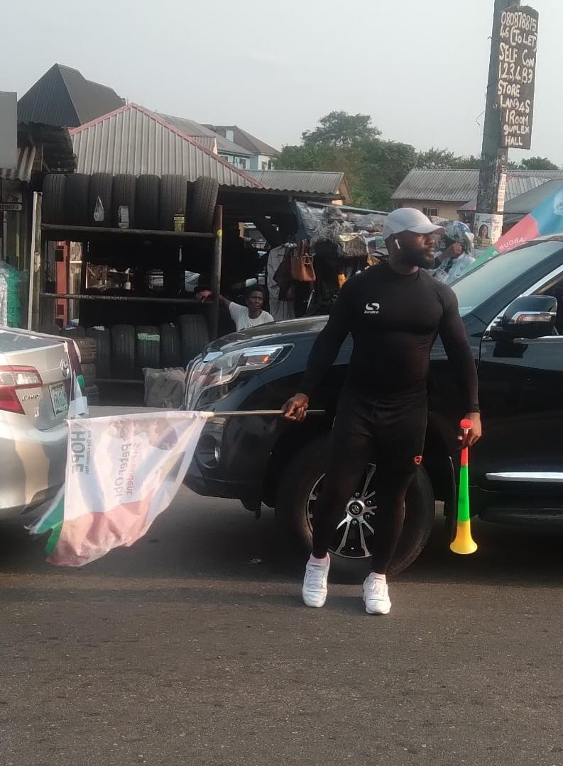AsaChukwu1312's tweet photo. Frm experience, it's impossible for us to cover everywhere for security reasons.
Your call to an aunt, mama & grandma in your village will do magic. Do remind them that counterfeits are in circulation 4votebuying.
#ObiDattiInLagos
#PH_Bike_and_Car_Rally
#MarketSensitisation https://t.co/Fpt8Xkv6Z1
