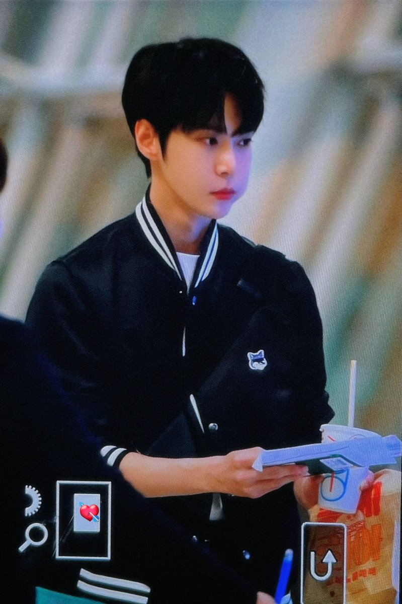 230213 #도영
햄버거 먹다가 헐레벌떡 비행기타러..