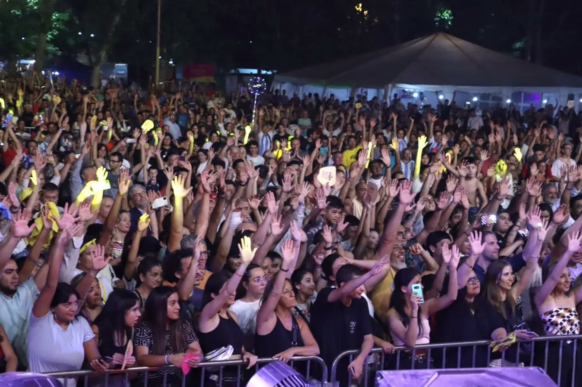 SebaBragagnolo's tweet photo. Que gran noche 💥🙌

El cierre de @LaMoscaOficial
Le dió un marco espectacular a la segunda noche de #Feriagro2023.

Al ritmo de muchaaachos 🇦🇷 la familia lujanina siguió disfrutando del tradicional festival. 

Hilo 👇 https://t.co/wHhVCvaGiK