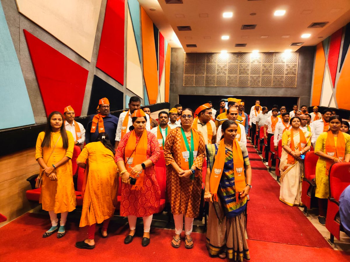 KanuDesai180's tweet photo. આજરોજ વાપી તાલુકા મંડળની  કારોબારી બેઠક યોજાઈ, ત્યારે આ બેઠકમાં ઉપસ્થિત રહી, સંગઠનલક્ષી મુદ્દાઓ પર વિસ્તૃત ચર્ચા વિચારણા કરી.

આ બેઠકમાં વલસાડ જિલ્લા ભાજપ મહામંત્રી શ્રી શીલ્પેષભાઈ દેસાઈ, વાપી શહેર સંગઠન પ્રમુખ શ્રી સતિષભાઈ પટેલ, ++ https://t.co/slvI6FPh92
