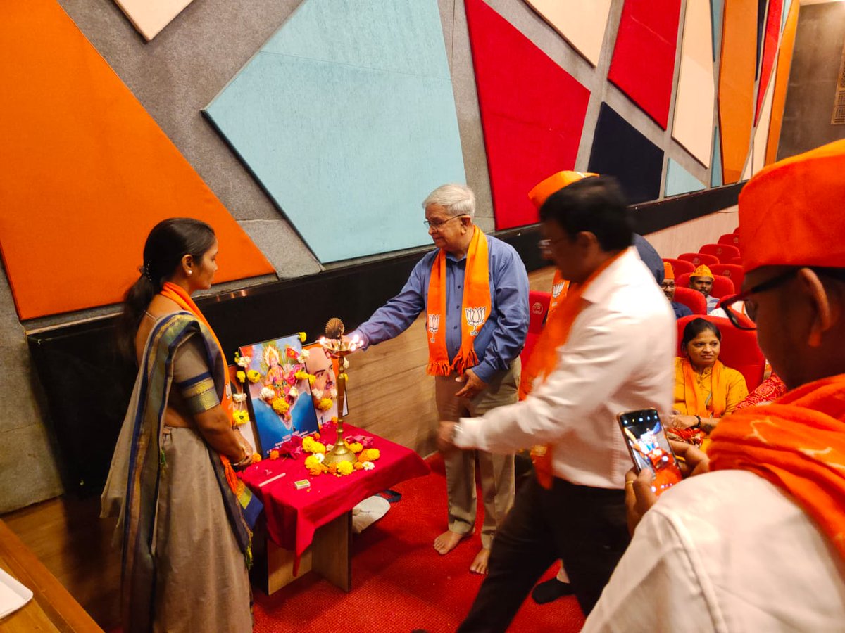 KanuDesai180's tweet photo. આજરોજ વાપી તાલુકા મંડળની  કારોબારી બેઠક યોજાઈ, ત્યારે આ બેઠકમાં ઉપસ્થિત રહી, સંગઠનલક્ષી મુદ્દાઓ પર વિસ્તૃત ચર્ચા વિચારણા કરી.

આ બેઠકમાં વલસાડ જિલ્લા ભાજપ મહામંત્રી શ્રી શીલ્પેષભાઈ દેસાઈ, વાપી શહેર સંગઠન પ્રમુખ શ્રી સતિષભાઈ પટેલ, ++ https://t.co/slvI6FPh92