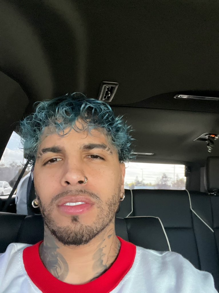 Un selfie de Dominguito de Super Bowl y de 7 dias pa’ que empiece el TOUR 🪐🪐🪐🪐🪐🪐🪐🪐🥶