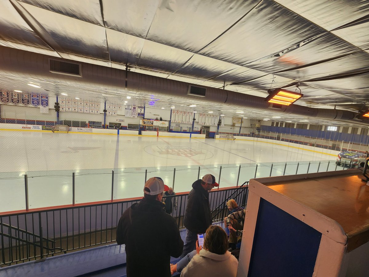 AaronPreston13's tweet image. Super Bowl Sunday

@JrBluesHockey taking on the Oregon Tradesmen.

Not working the game but sometimes it's not bad to just sit and watch a game.

You can listen to my friend @joey_zana on the call on @MyHockeyTV!

#JrNotes