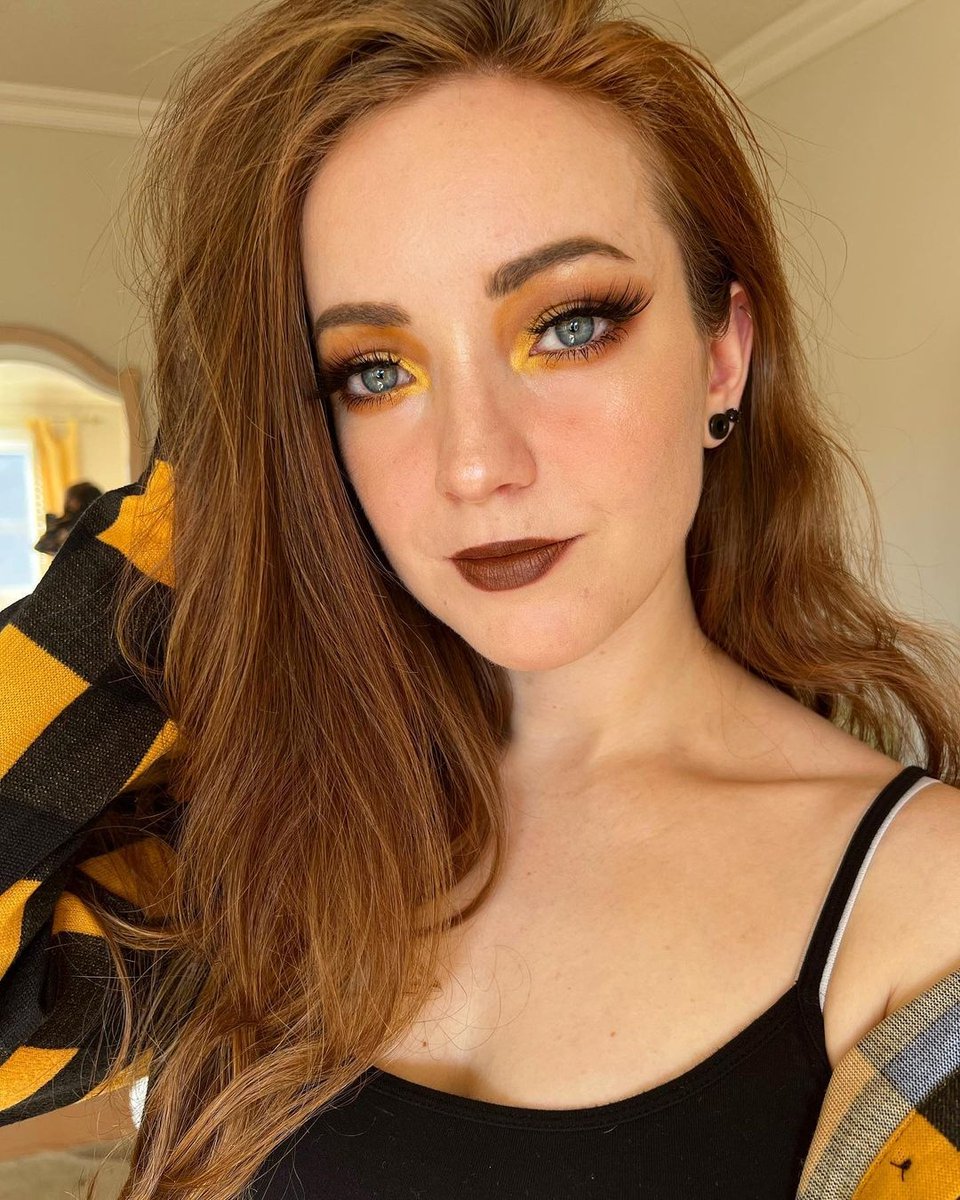 estatemakeup's tweet photo. @makeupbyotibss using our Dew Me Highlighter in Lit 💛

#estatecosmetics #vegan #crueltyfree #dewme https://t.co/Cz1dgp6kLW